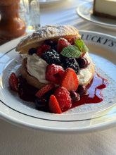 Load image into Gallery viewer, Louis John talking desserts and fashion with MJ journalist Claudia Schou at Montecito&#39;s San Ysidro Ranch and Lucky&#39;s Steak House!
